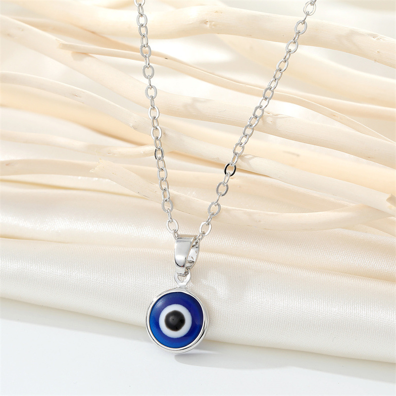 Retro Simple Color Resin Turkish Eye Necklace Demon Eye Pendant Necklace display picture 1