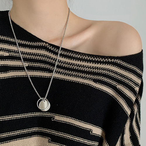 Wang Yibo's same-style Instagram-worthy hip-hop rave-inspired pendant for men and women—featuring a geometric round-disc design, perfect for pairing with hip-hop hoodies or as a standout necklace.