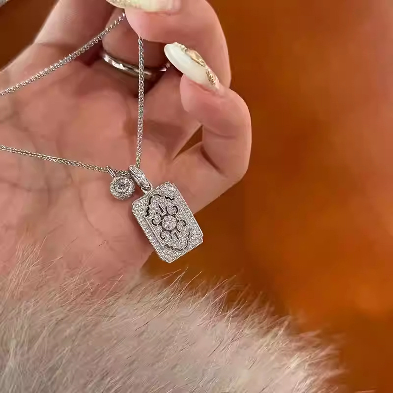 Collar con colgante cuadrado hueco de circón, japonés y coreano ins, cadena de clavícula de todo fósforo de nicho simple, lujo ligero, collar de alta gama