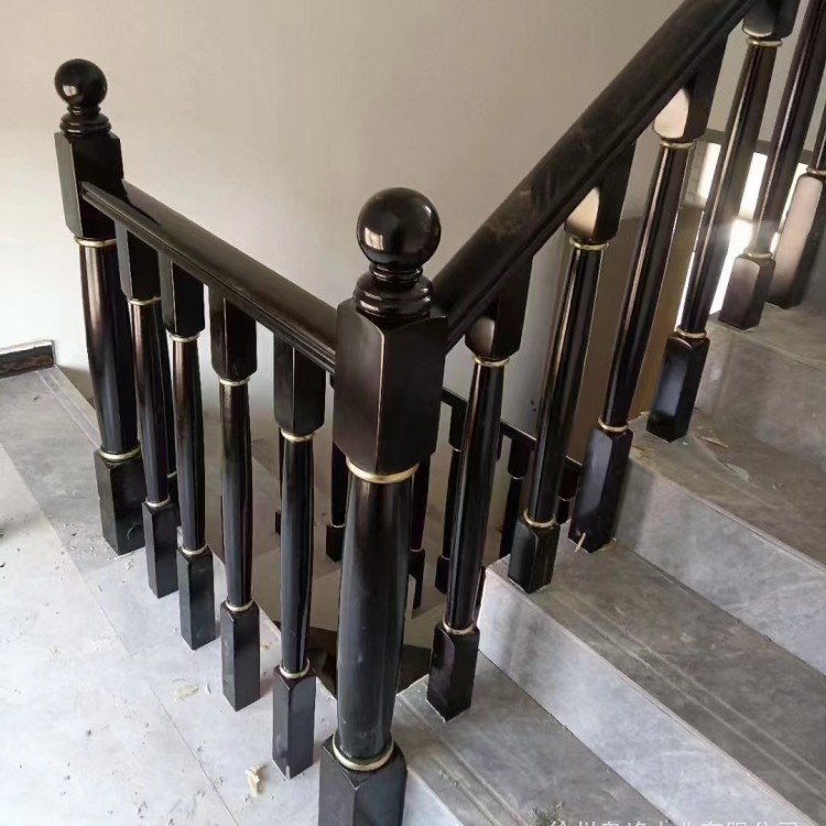 검은 페인트 작은 기둥