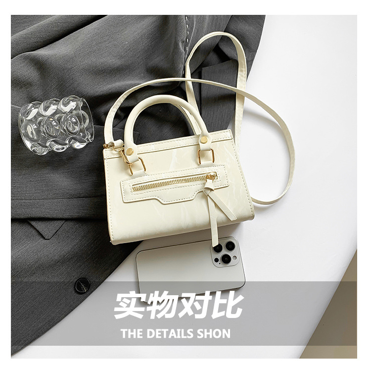A retro, individualistic, casual single-shoulder crossbody bag for the autumn of 2024, featuring a fashionable, simple and elegant style, and a small square handbag for commuting undefined