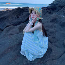 海边度假条纹吊带连衣裙子女2025夏季新款法式气质宽松小个子长裙