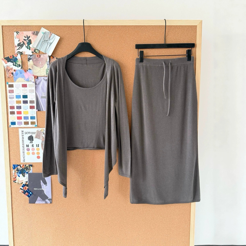 Autumn Korean-style mulberry silk and wool blend vest, skirt, and cardigan knitted three-piece set in tea brown, one size fits all Autumn Korean-style mulberry silk and wool blend vest, skirt, and cardigan knitted three-piece set in tea brown, one size fits all