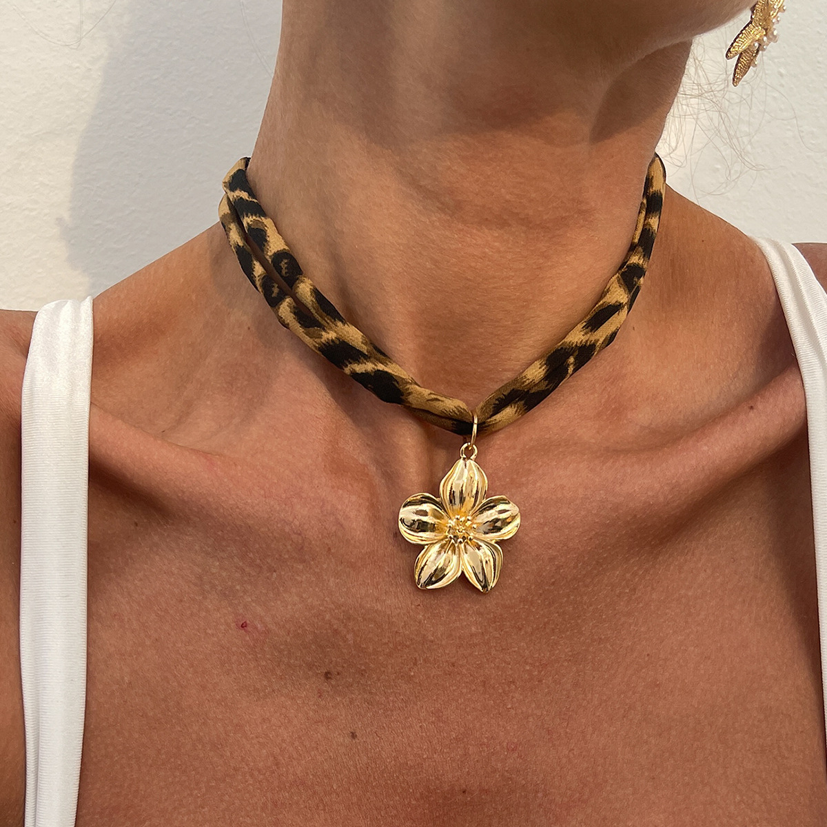 Collana girocollo corta con fiore e stampa leopardata, ciondolo a stella marina esagerato in stile oceano, nicchia per clavicola_voghion.com