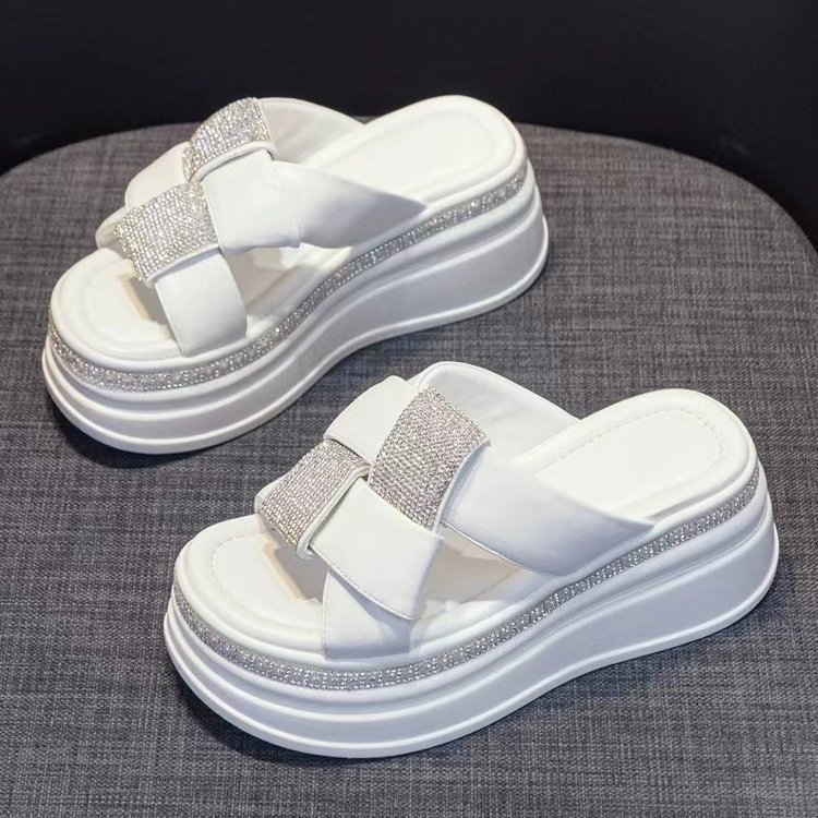 Casual, zapatillas frías de fondo grueso para mujeres en 2026 nuevo verano de alto nivel, sensación de diamante romano, un temperamento de hadas