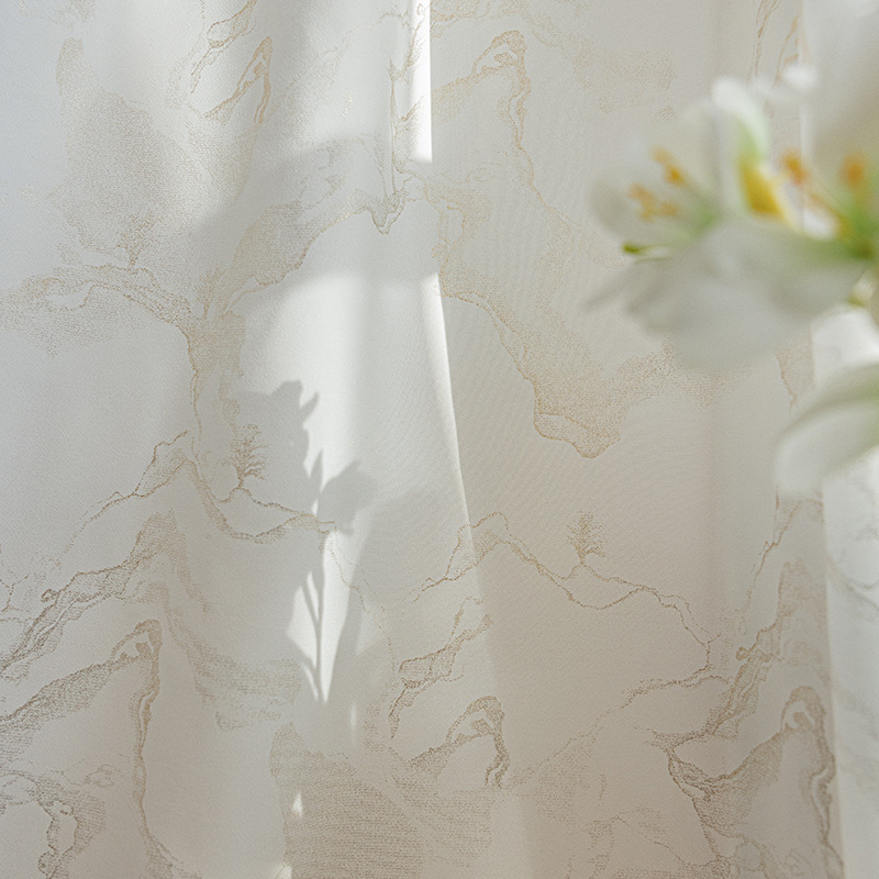 三防紗のカーテンは光が透けません。白いカーテンはリビングのベランダで遮光します。