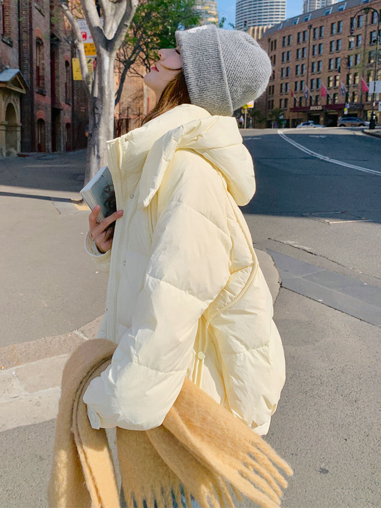 新年战袍羽绒服女短款冬季新款感炸街流行加厚外套潮