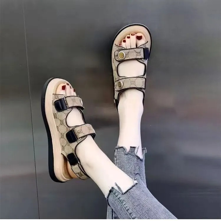 Zapatos de marca de código roto sandalias de viento fragrantes para mujeres 2026 verano nuevo antideslizante suave sandalias de playa casuales romanas