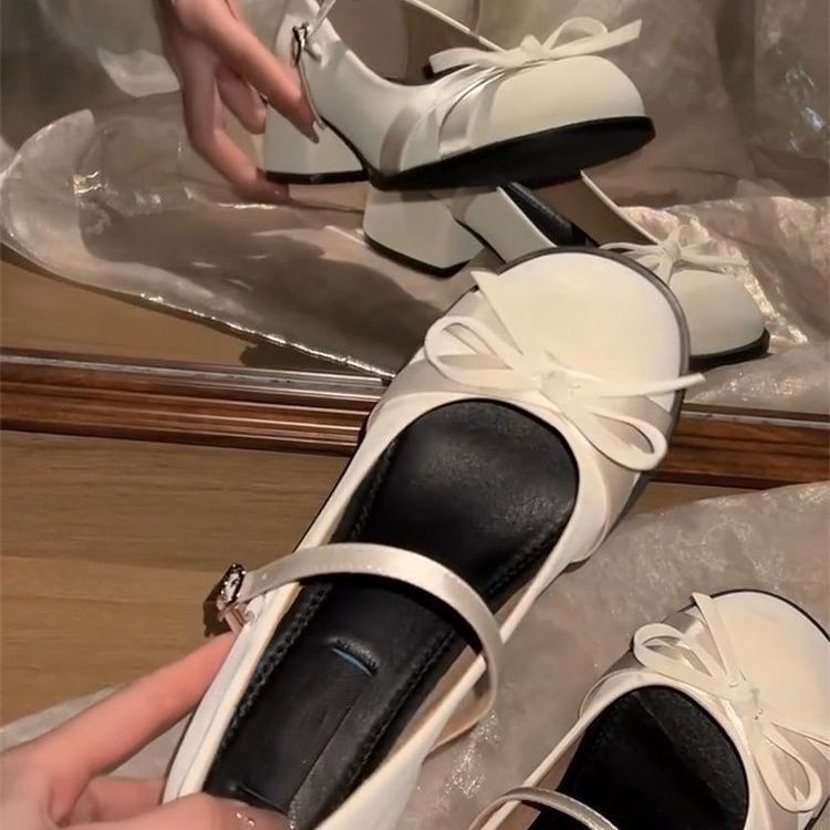 Calles fritas de alto valor de cara zapatos de cuero de tacones gruesos franceses de primavera de mujeres estilo universitario arco de estilo británico zapatos Mary Jane