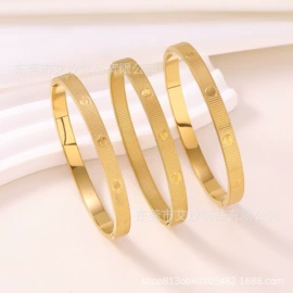 项链;手链;耳钉