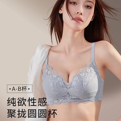 下着の女性の小胸は大きく集まって調整型を引き上げます。