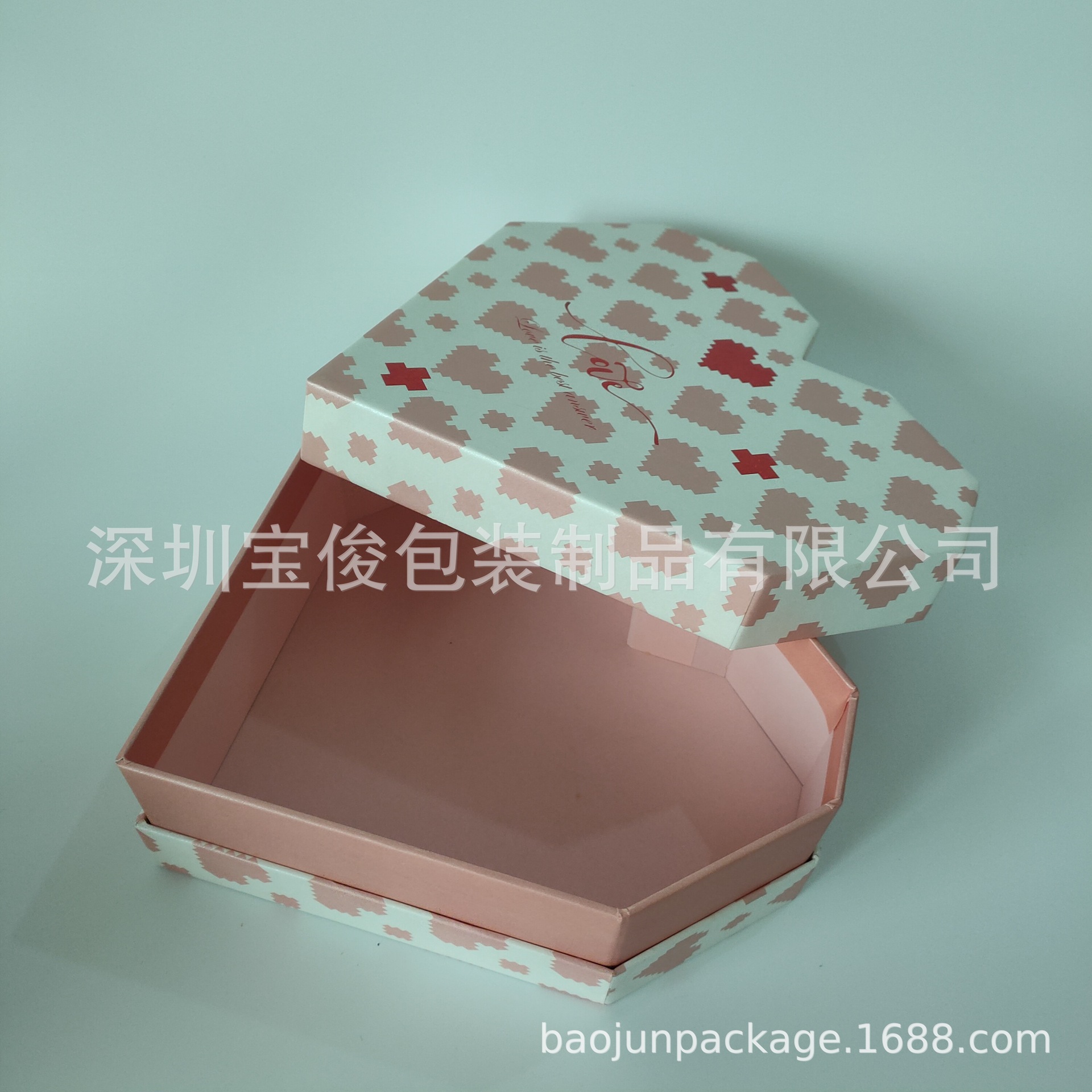 La fábrica hace toda clase de cajas redondas hechas a mano, cajas en forma de corazón, cajas hexagonales, toda clase de cajas especial-formadas, empaquetado del regalo del día de fiesta