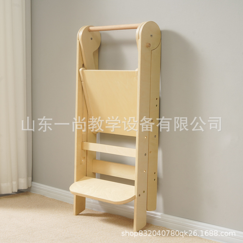 子供の手を洗う腰掛けの赤ちゃんの足は腰掛けを踏みます。