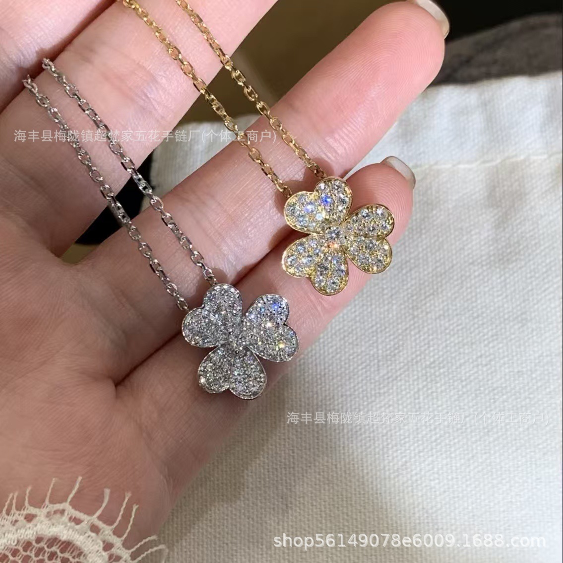 Van Cleef & Arpels üslubunda yonca boyunbağı, qızılı