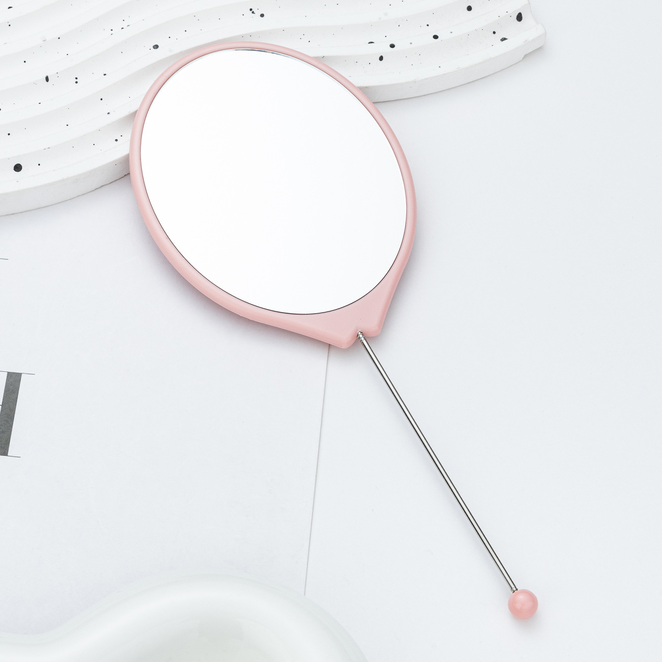 Nuevo espejo de maquillaje de mano ovalado de estilo ins de alto valor estudiante lindo espejo con mango con espejo pequeño al por mayor