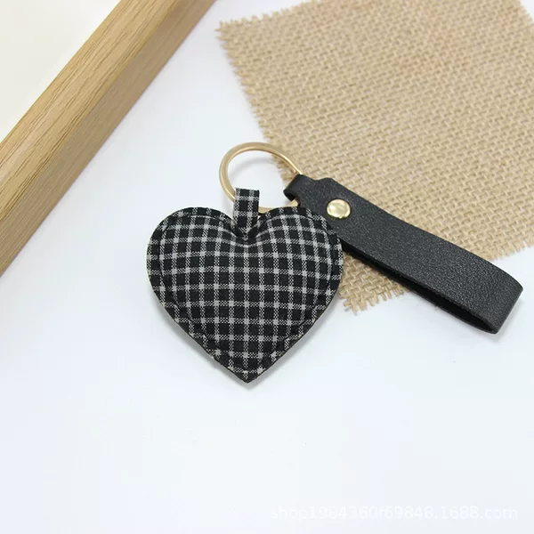 Cross-border wholesale keychains, plaid pattern heart-shaped fabric accessories, vintage clover pendants, backpack decorations