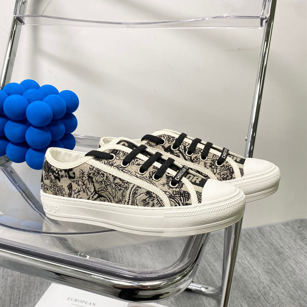 Hong Kong retro primavera y verano nuevo D casa gruesa zapatos de lona bordados 2025 letras correa de zapatos de plantilla universal para mujeres