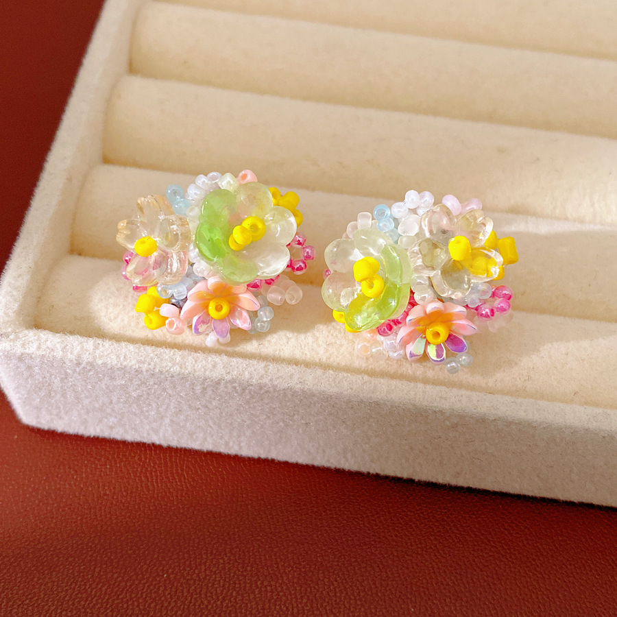 Flores de resina de color con cuentas de orejas para mujeres sin agujeros de orejas pequeñas pendientes dulces frescos ligeros de lujo alta sensación de auriculares al por mayor