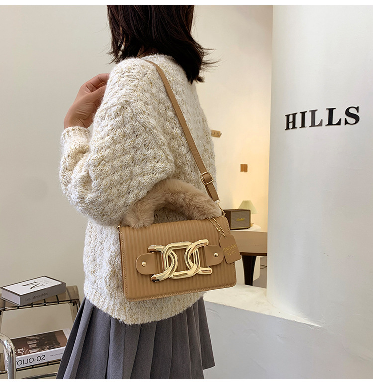 Autumn And Winter Plush Handbag Female 2021 New Retro Shoulder Messenger Handbag display picture 2