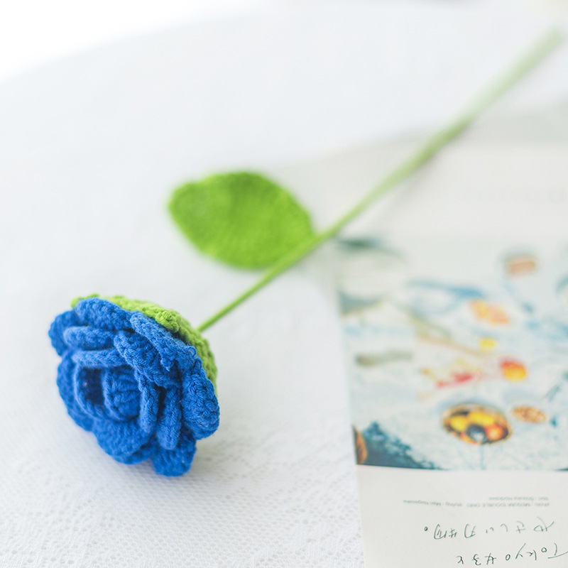 완성 된 사파이어 블루 로즈 싱글 버드 그린 잎