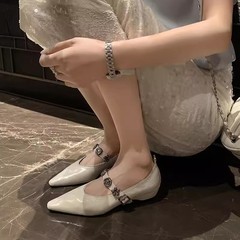 優雅な春秋の新型フランスの名媛の先の小さい革靴の女性の金属の花の靴の東方の王女の1字のバックル