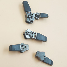 源厂压铸黑镍底黑色pvc/pu铸皮拉手3号弹簧头树脂拉头