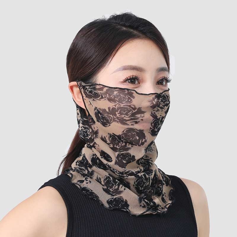 首を囲む女性の頭は夏の薄いタイプの日焼け止めのビーストタオルで首を保護します。|undefined