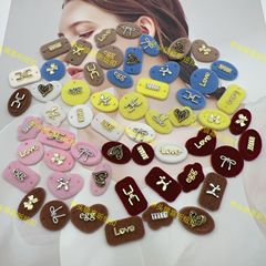 模造シェルカラー樹脂コンビネーションバックルサイン PARIS 文字スプレーペイント染色植毛ニット衣類ラベル衣類アクセサリー
