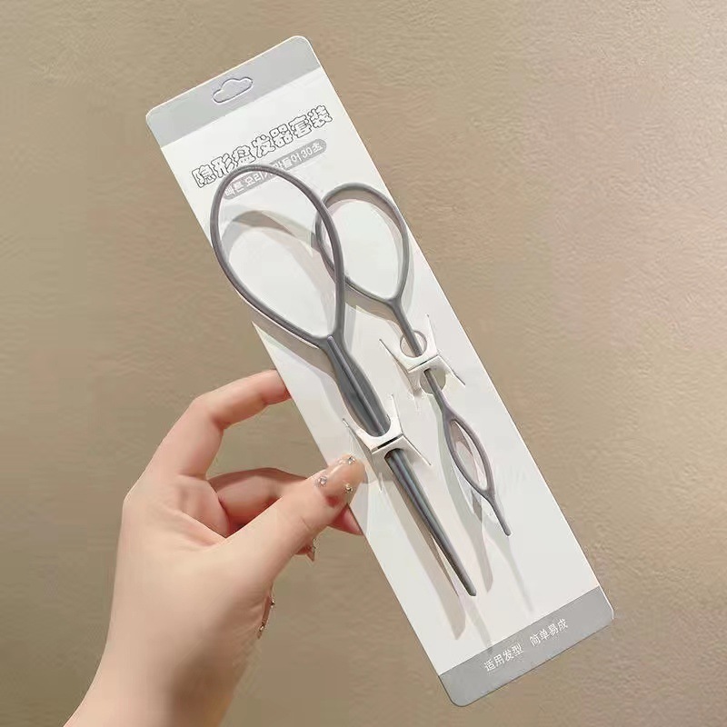 プラスチックのヘアピンを着て髪を伸ばします。女性の髪を刺します。|undefined