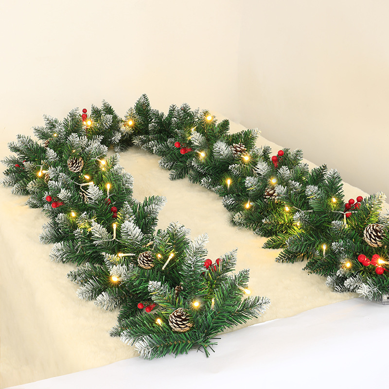 クリスマスの植毛は雪の松の枝をくっつけて装飾品の藤の条を持ってホテルのショーウインドーの扉を飾って壁面の学校のレストランを掛けます。|undefined