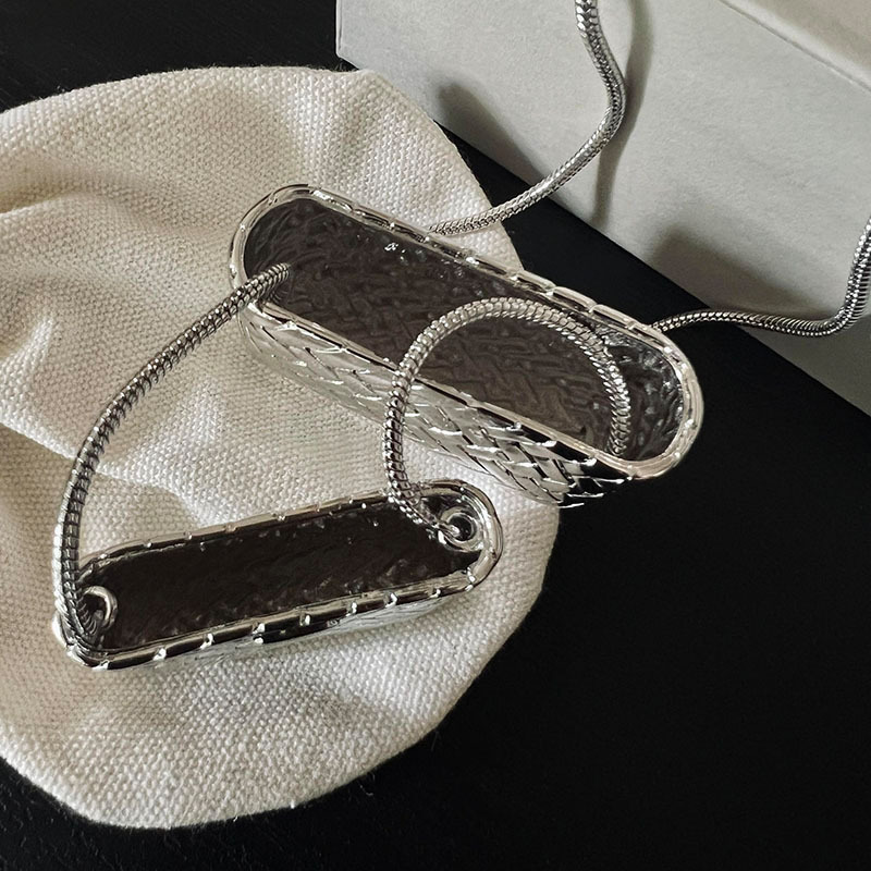 Mini bolso pequeño collar de lujo ligero de alta gama accesorios para niñas de nicho cadena de suéter de pila larga 2025 nuevo