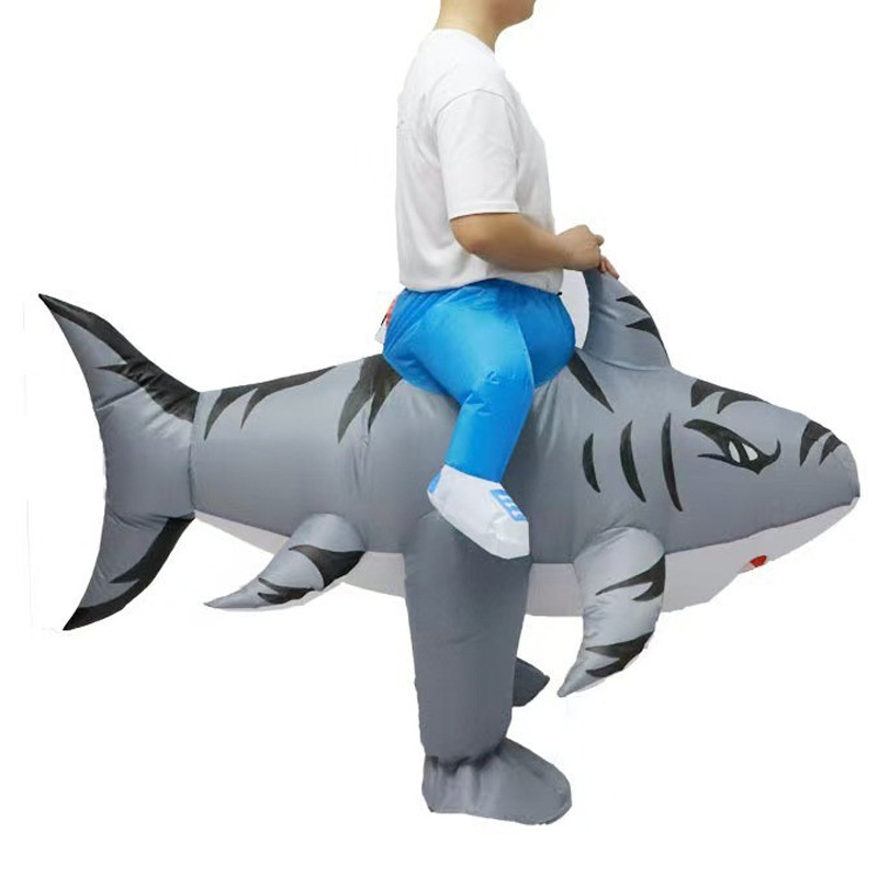 Montar un tiburón gris