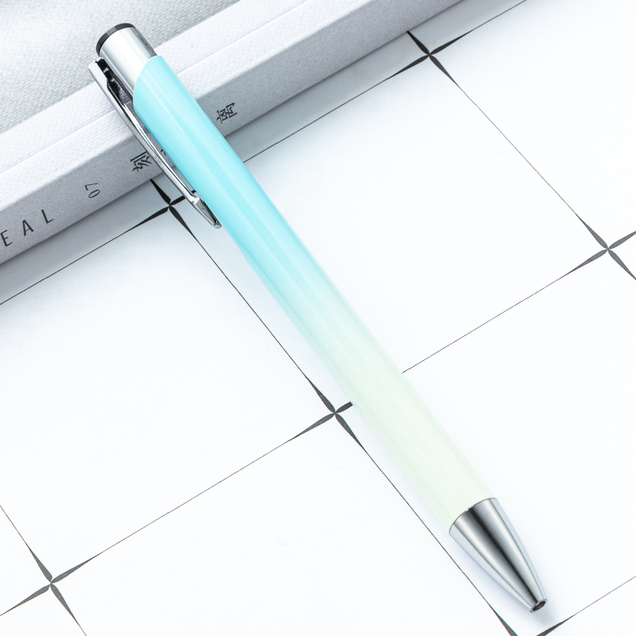 Bolígrafo de presión de dos bobinas, bolígrafo de varilla de aluminio degradado, papelería de oficina de negocios, bolígrafo de promoción de hotel, bolígrafo de regalo publicitario