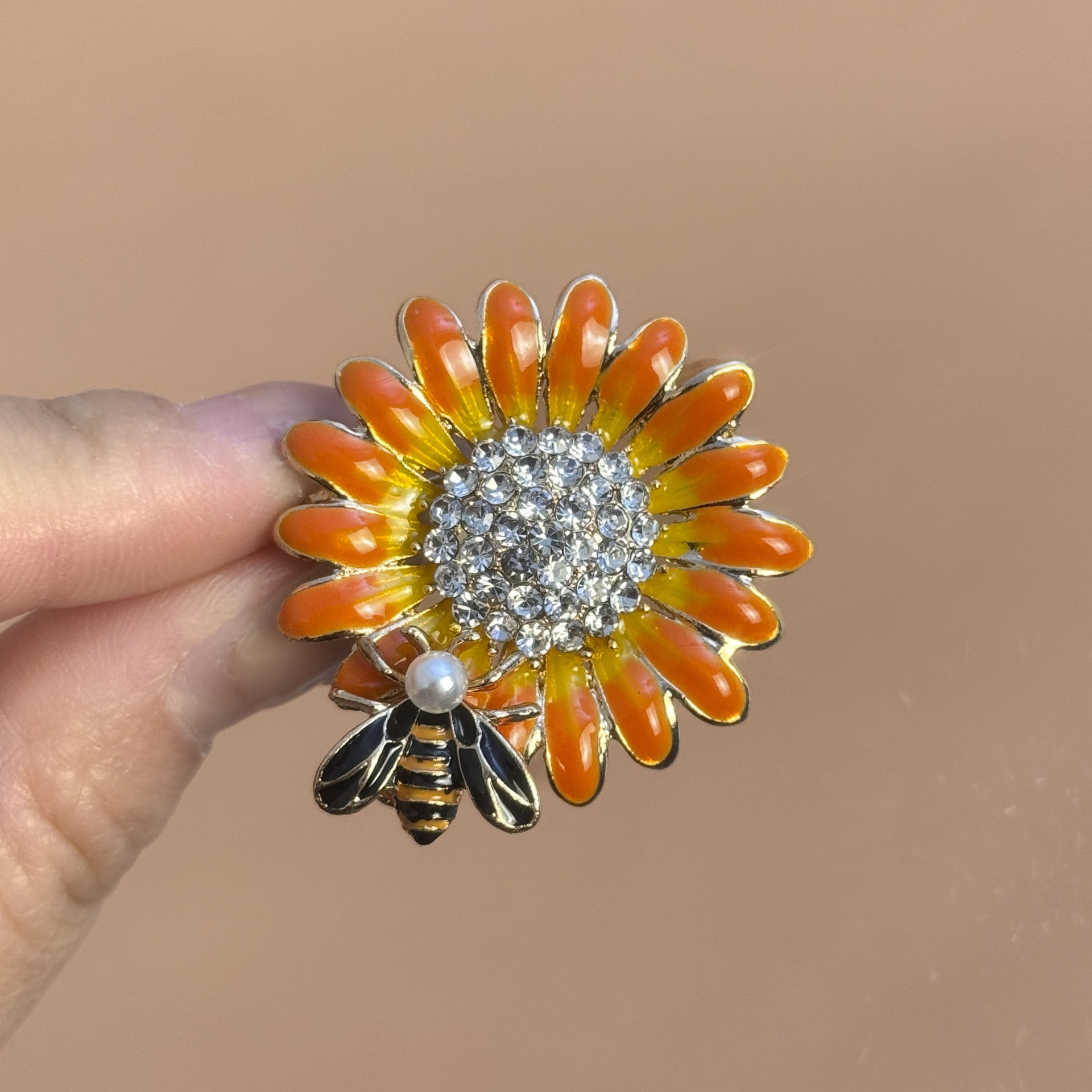 Enamel Sunflower Brooch, High-End Exquisite Bee Daisy Brooch for Women, Niche Design Pin, Suit Accessory