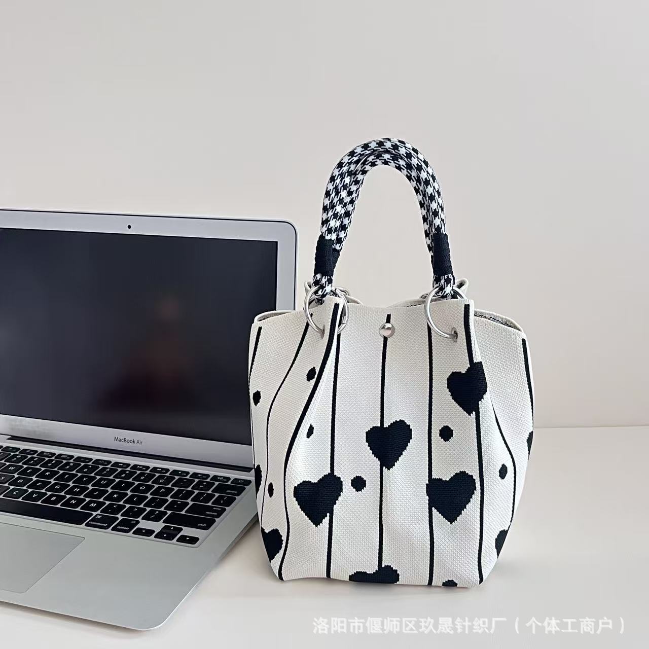 2026 primavera y verano nuevo bolso de cubo de pintura creativo portátil gran espacio de aire de dopamina alta sensación mochila