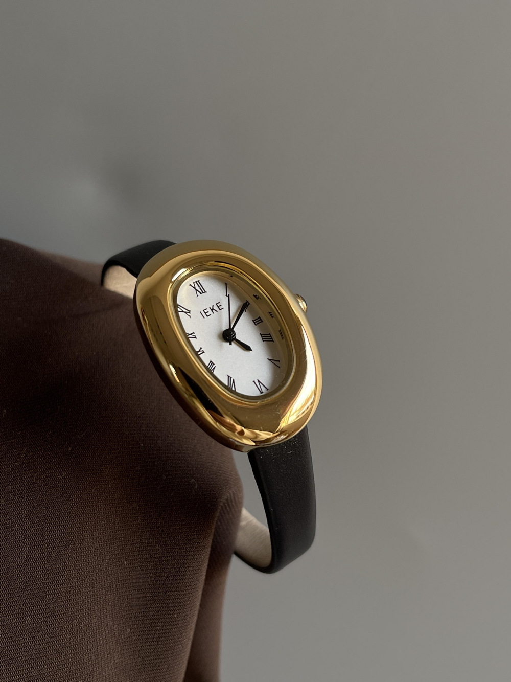 Ieke723 pigeon egg/black with gold frame and white surface