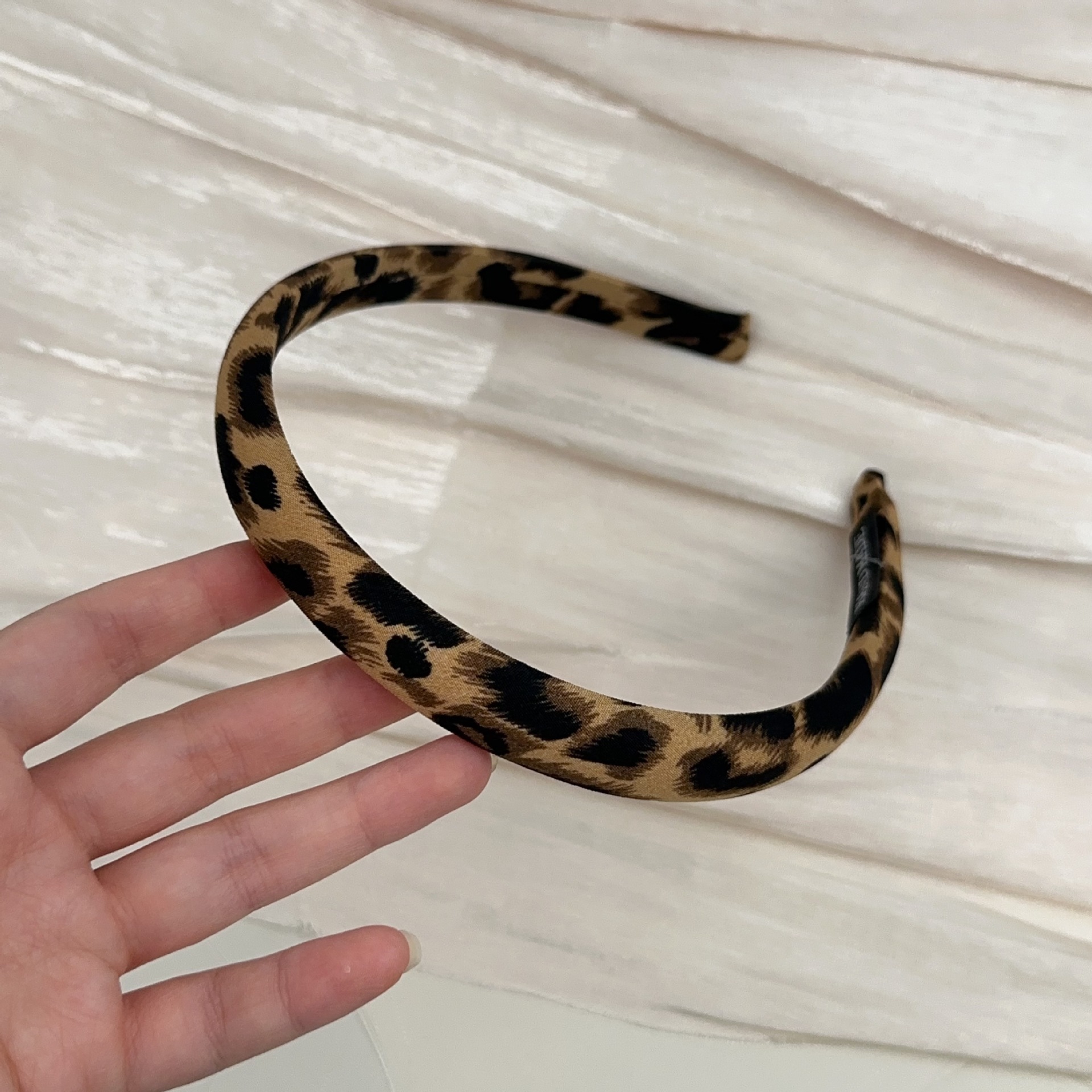 Bandeau imprimé léopard et chouchou pour coiffures élégantes_voghion.com