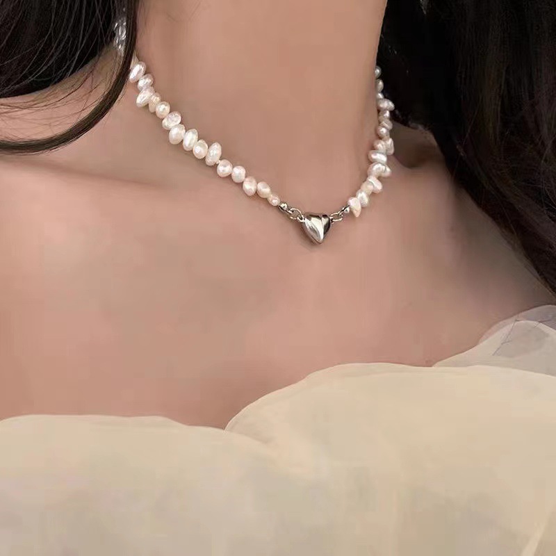 Colar choker de pérolas barrocas com pingente dourado_voghion.com