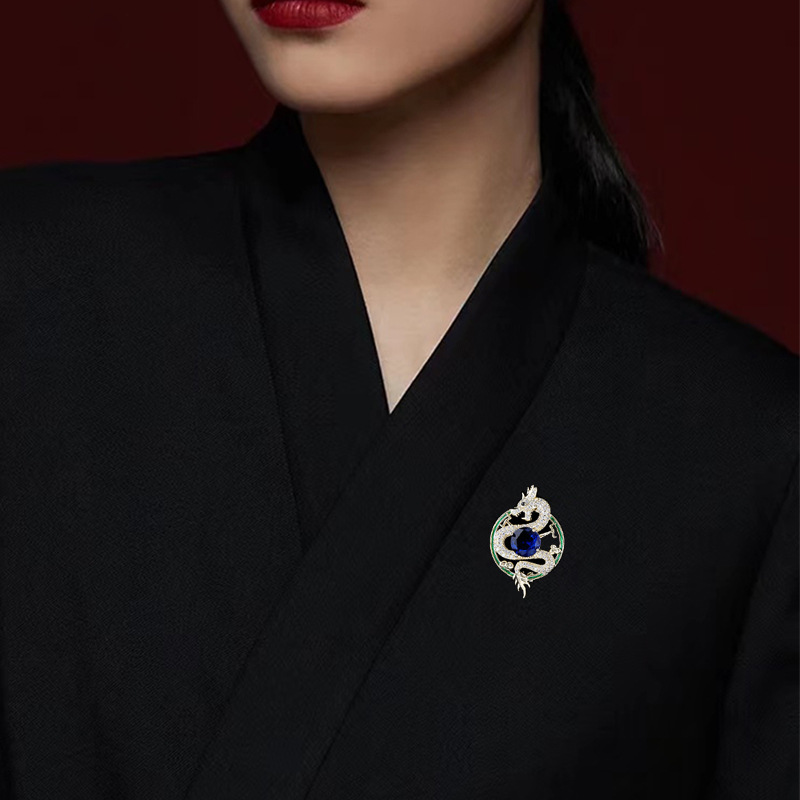 Broche de lujo de alto sentido corte retro estilo chino Zodiaco auspicioso dragón cristal collar pin accesorios traje ramillete PIN