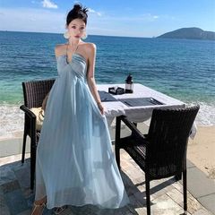 海边度假超仙氛围感露背绝美三亚拍照裙子法式挂脖吊带连衣裙夏季