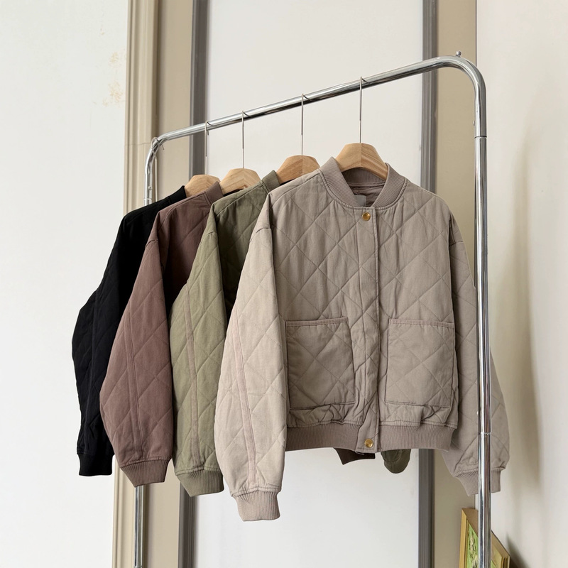 This jacket is a must-have for the autumn season! Low ribbed collar quilted bomber jacket 090419