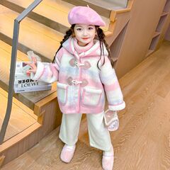 女の子の秋冬服のコート2024の新しい子供の女の子の冬のベルベットは、中の長い格子の毛のコートを厚くしています