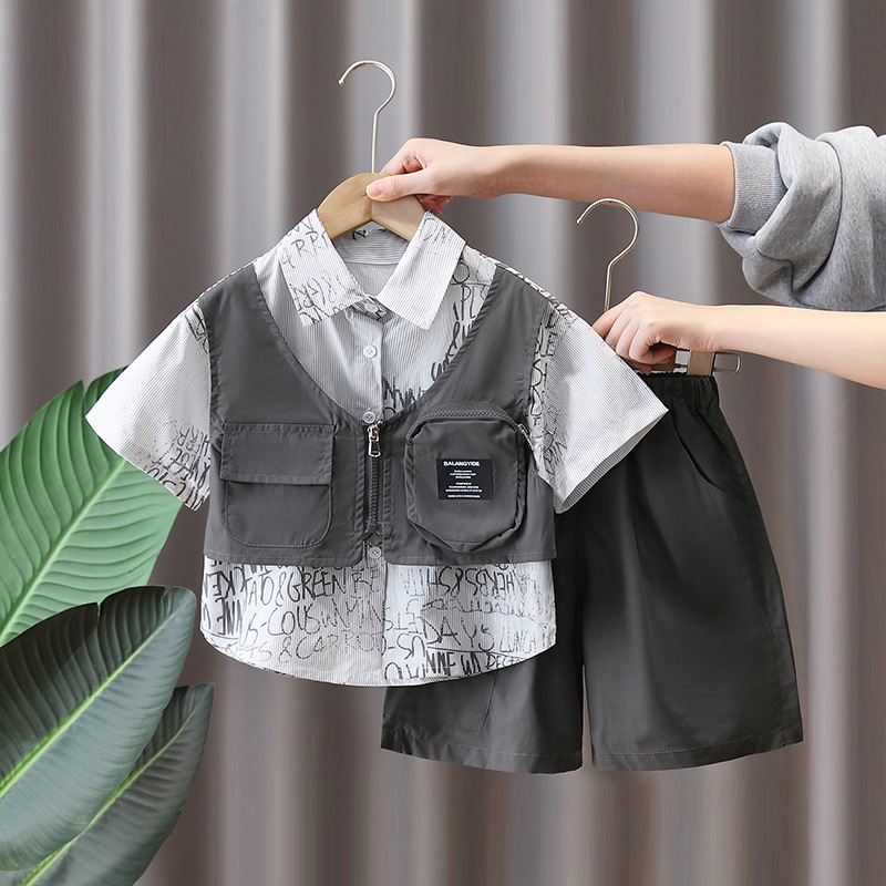 7220 Traje de verano para niños 2025 Nuevo estilo para niños Camisa a rayas de dos piezas falsa coreana Verano neto neto traje de dos piezas