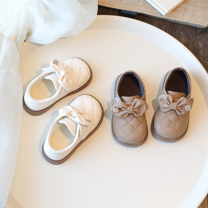 Zapatos de cuero de bebé para mujer 2025 nuevos zapatos de princesa para niños de primavera y otoño, zapatos de suela blanda para niñas de moda, zapatos de guisantes para niños pequeños y medianos image 5
