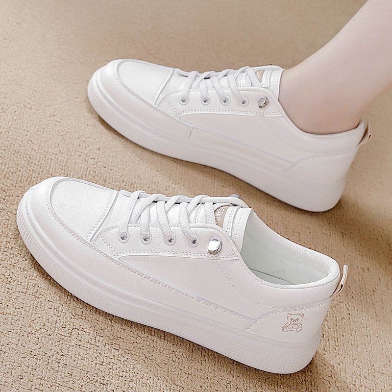 2026 zapatos blancos de primavera nuevos zapatos de estilo coreano para niñas estudiantes aumentaron suela gruesa zapatos casuales transpirables de cuero para mujeres 2066