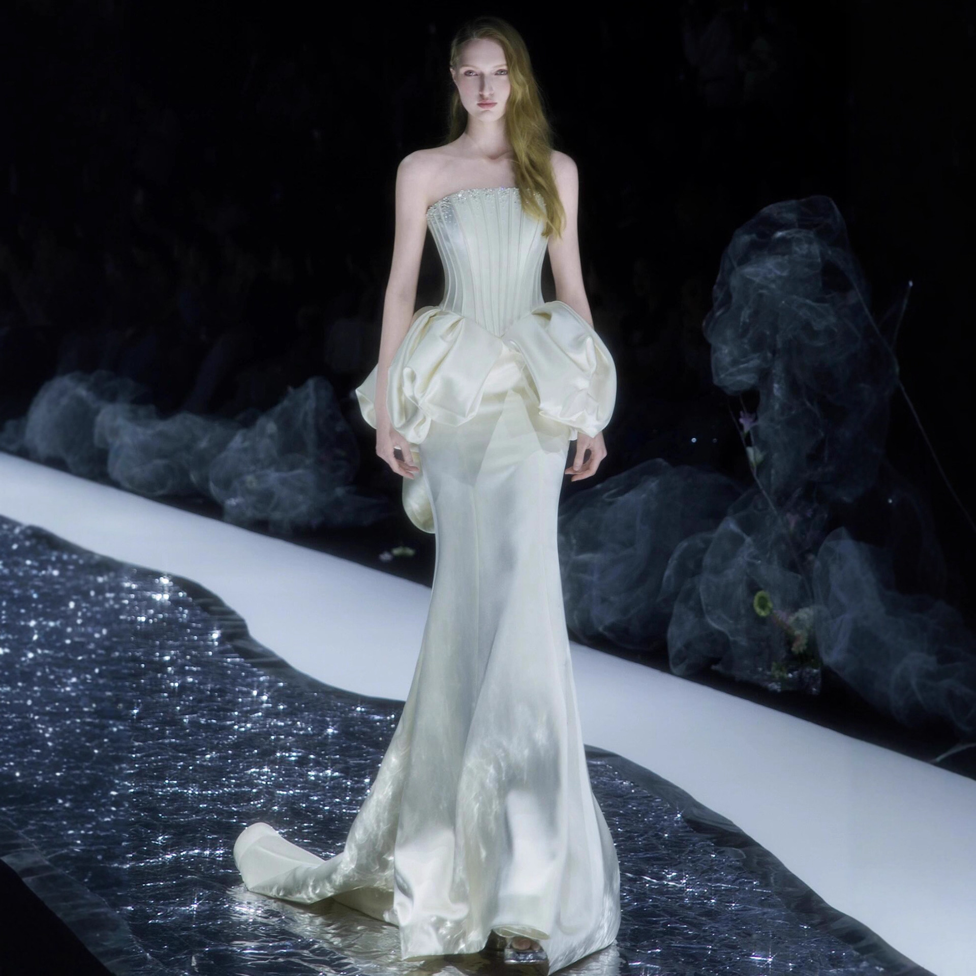 French-Style Strapless Light Wedding Dress 2026 New Niche Luxury Reception Gown High-End Mermaid Satin Evening Dress Winter