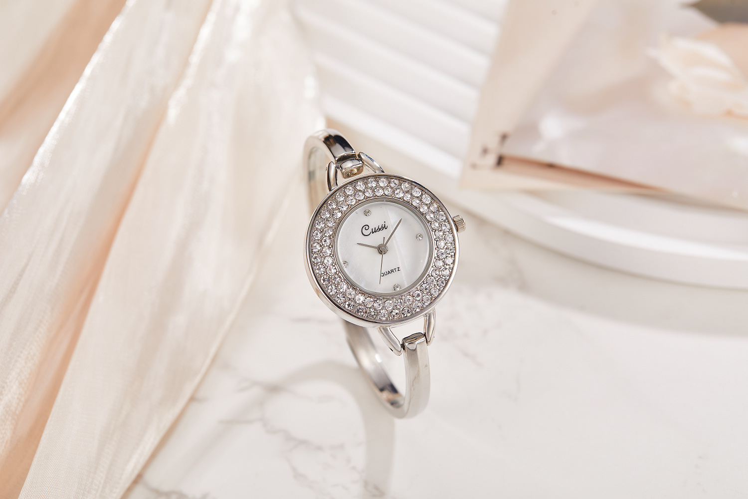 Orologio da donna elegante con bracciale traforato alla moda_voghion.com