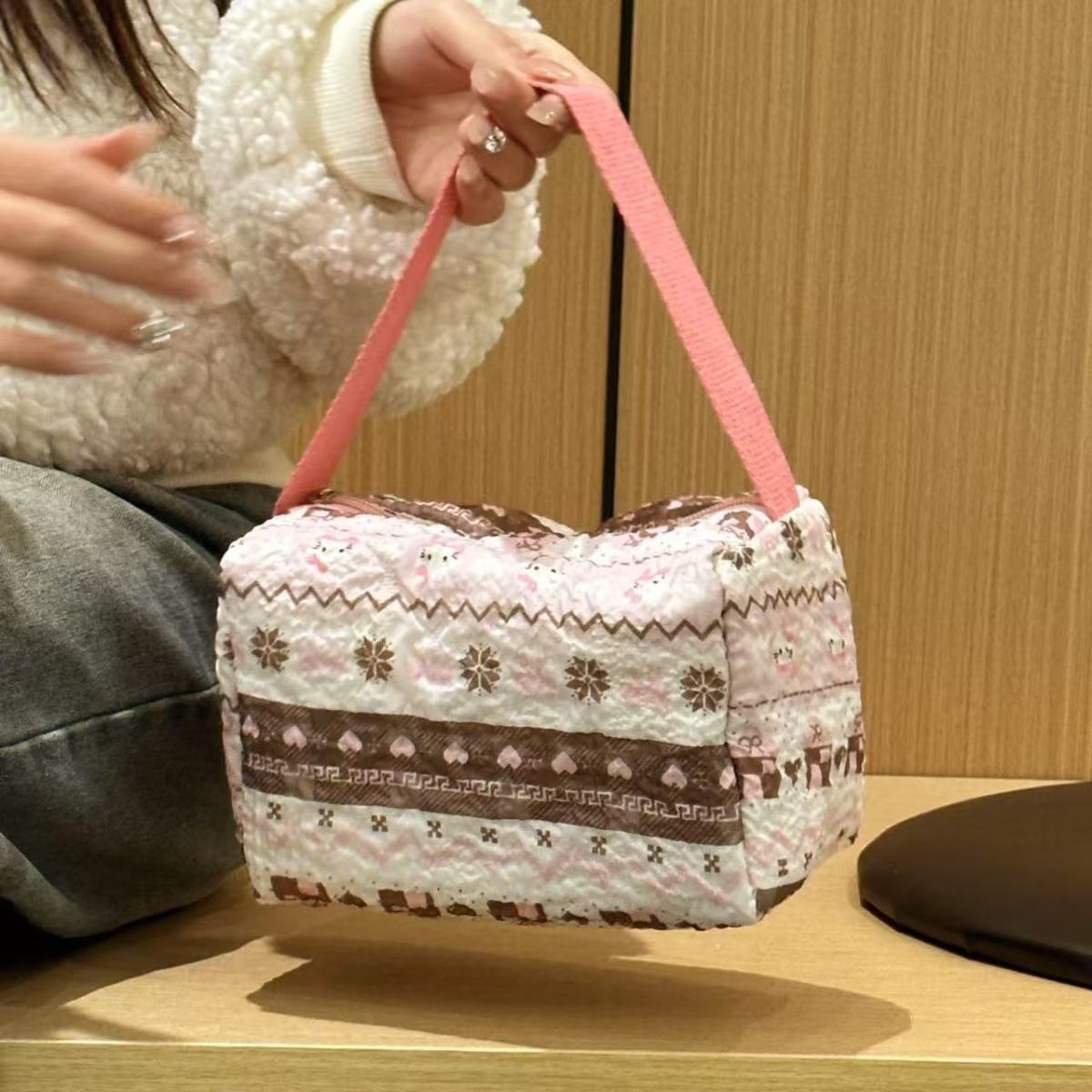 出行旅行化妆包批发新款大容量时尚卡通洗漱包甜美轻便收纳手提包