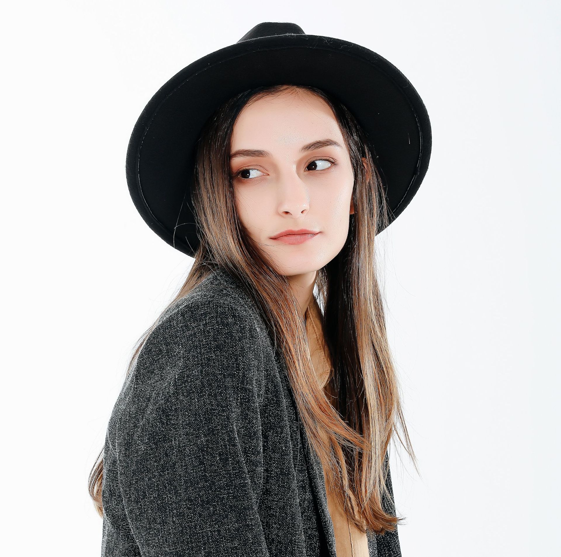 Sombrero de las mujeres de estilo de la calle europeo y americano de moda de color sólido fieltro sombrero de jugador de bolos versátil sombrero de jazz 2021 Nuevo