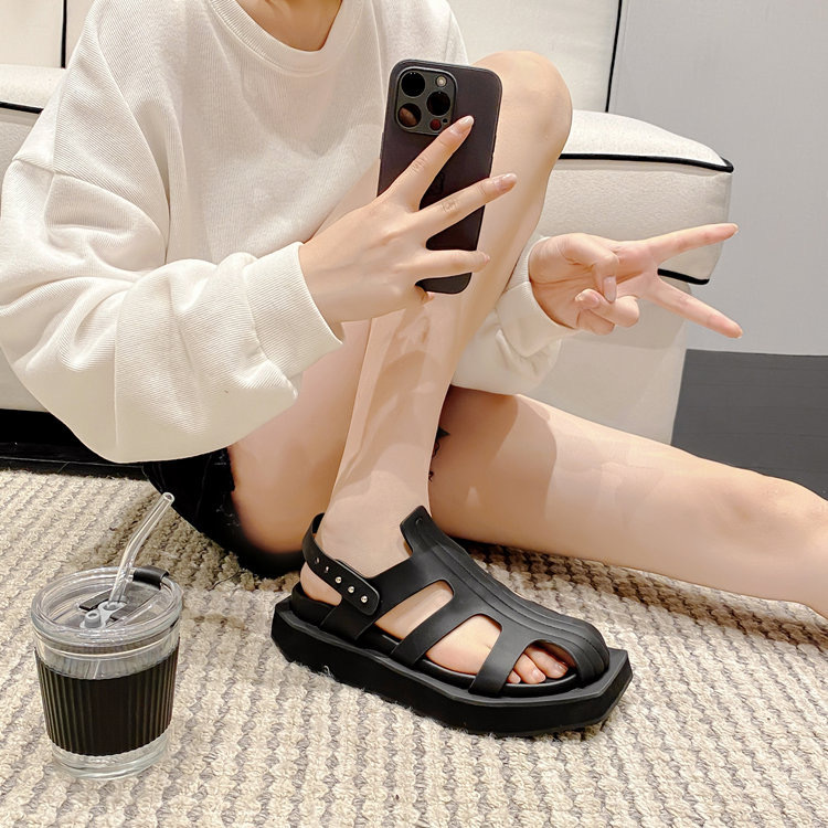 Nuevas tendencias en verano, sandalias de jaula de cerdo de baotou, roma, cuero de cuero casual, suela gruesa, Remache de remolque frío hueco, medio remolque femenino